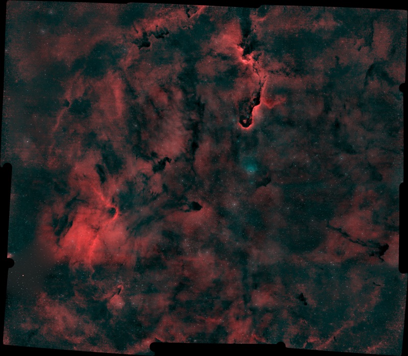 Vorschau des IC-1396-Mosaiks aus zwölf Feldern in Rot und Schwarz, mit einem türkisen Fleck in der Mitte